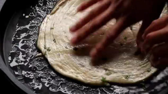 【家庭版手抓饼】柔软多层的手抓饼是不是想到就觉得香?家里有面粉的可以做!外焦里嫩,好吃好学
